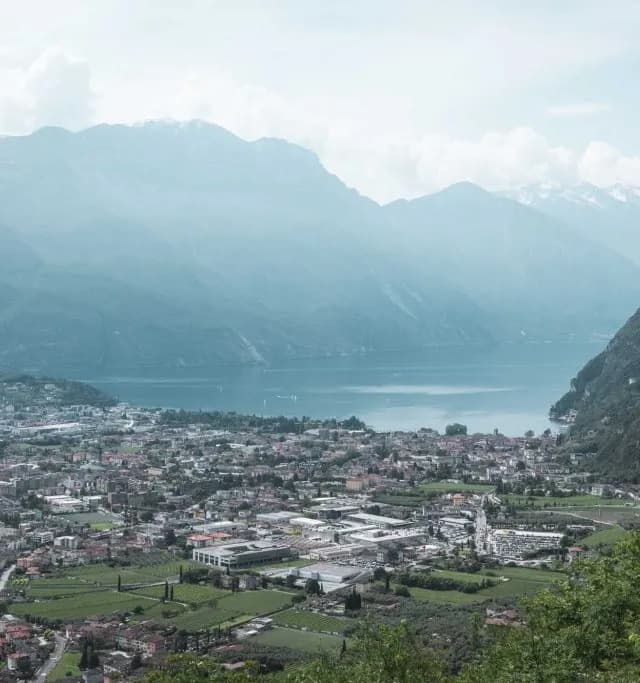Riva del Garda dall'alto, stretta tra il lago e le montagne