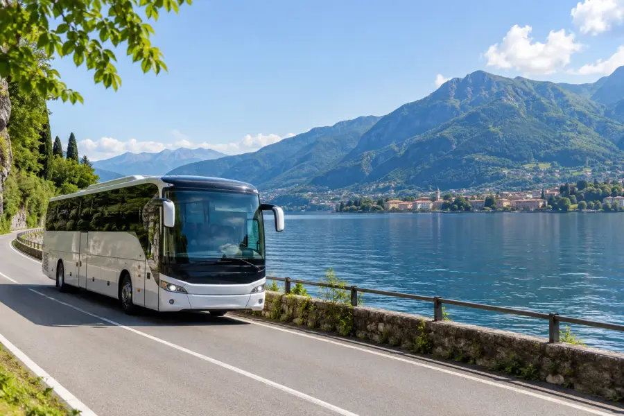 Un pullman su una strada lungo il lago